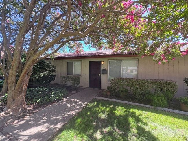 Building Photo - Cute 2 Bedroom Condo