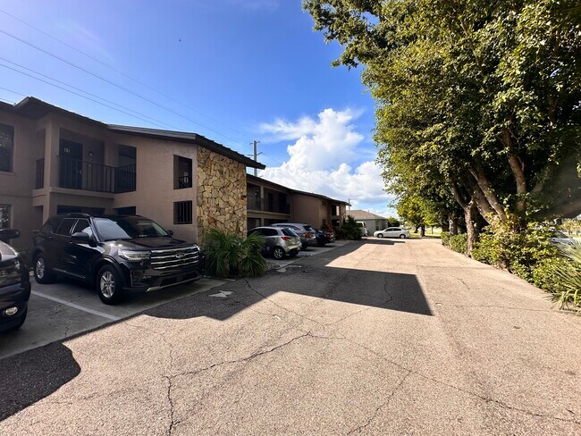 Photo - 4302 Santa Barbara Blvd Unidad 14