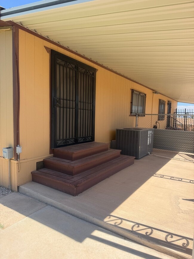 24 W Rio Colorado Dr
