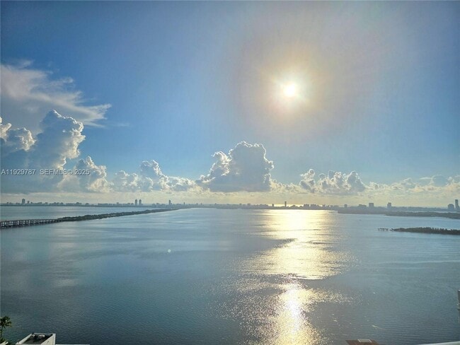 Building Photo - 460 NE 28th St Unit 2407