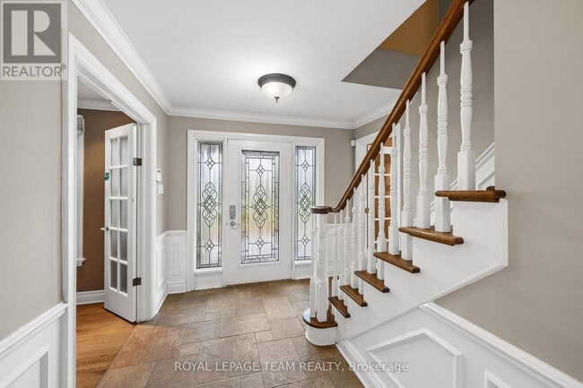 Photo - 3162 Woodroffe Ave