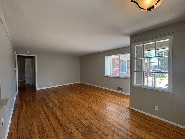 935 Winona Ct