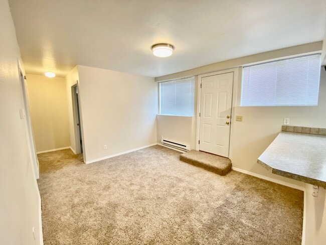 Building Photo - 4Bd/1Ba Seattle Condo
