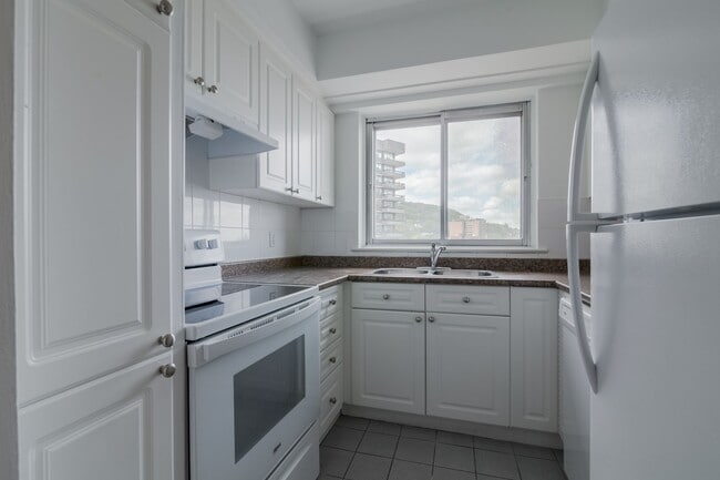 Building Photo - 3555 Chem. de la Côte-des-Neiges Unit 1803