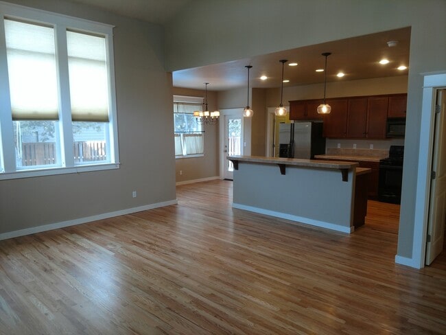 Photo - SW Bend - 3 Bed 2.5 Bath -Fenced-Corner lot-Amenities