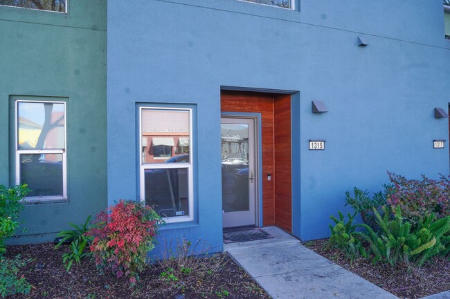 Beautiful Emeryville Townhome Available! - Beautiful Emeryville Townhome Available!