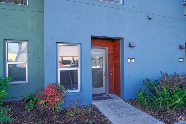 Building Photo - Beautiful Emeryville Townhome Available!