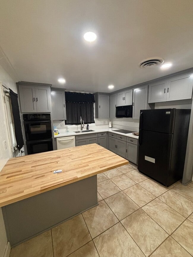 Building Photo - Coming Soon: 3 Bedroom Home with Solar and 2-Car Garage off N. Laurelglen