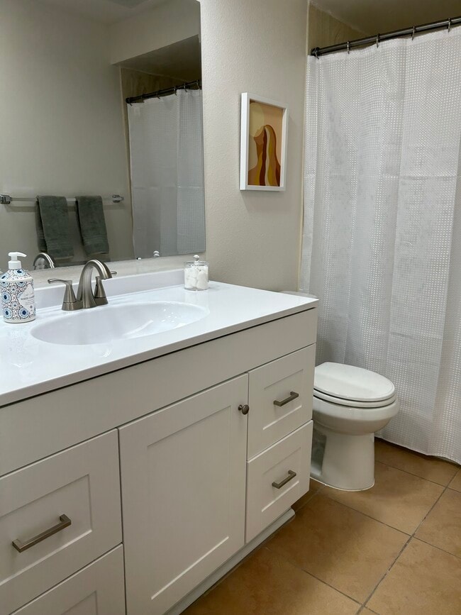 Hall bathroom with tub/shower combo (shared) - 440 N Dodge Blvd