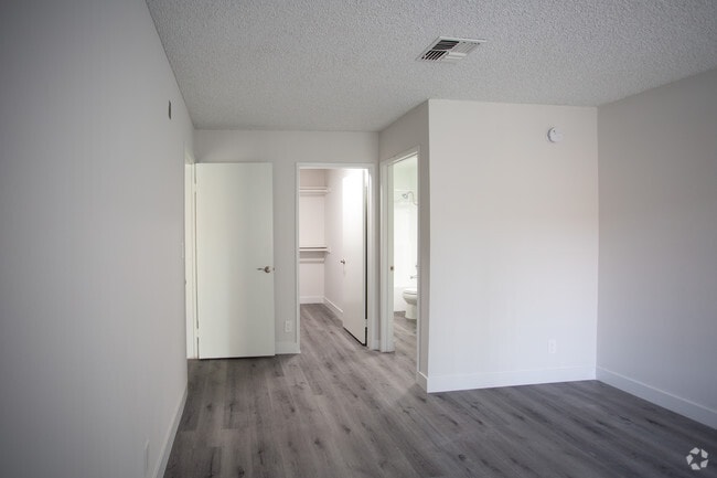 2BR, 2BA-950 SF