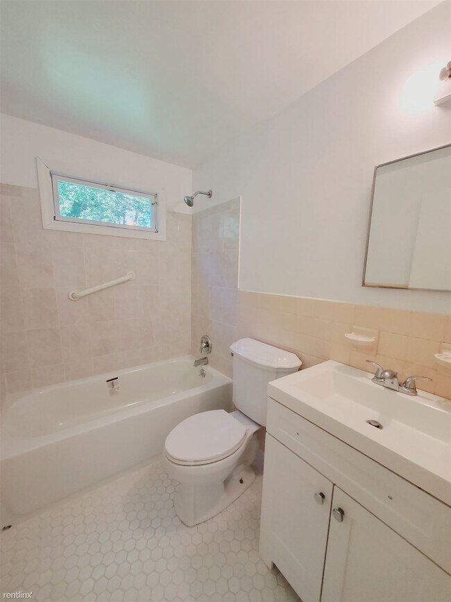 Photo - 2 br, 1 bath Condo - 166 Henry St