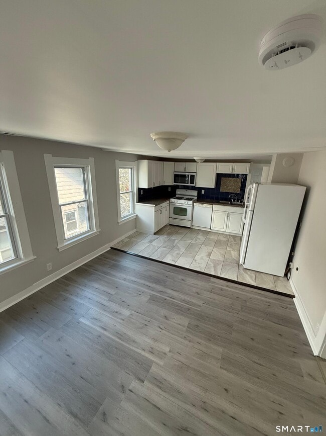 Building Photo - 182 Hewitt St