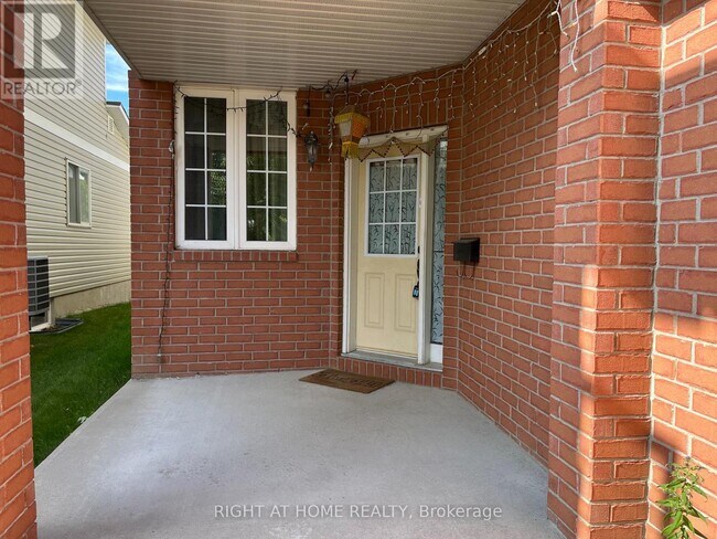Photo - 270 Deercroft Ave