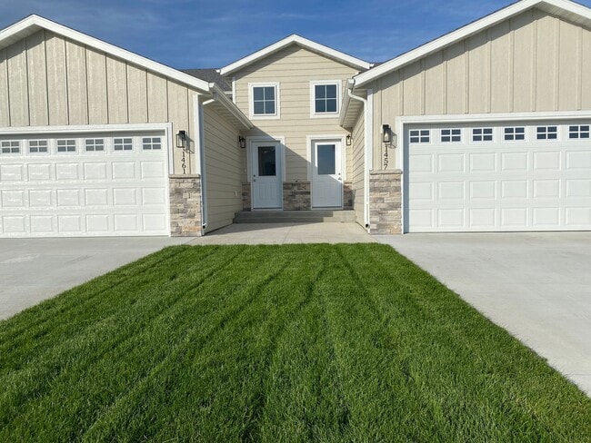 Building Photo - 4 bed 2 bath Townhome for rent!