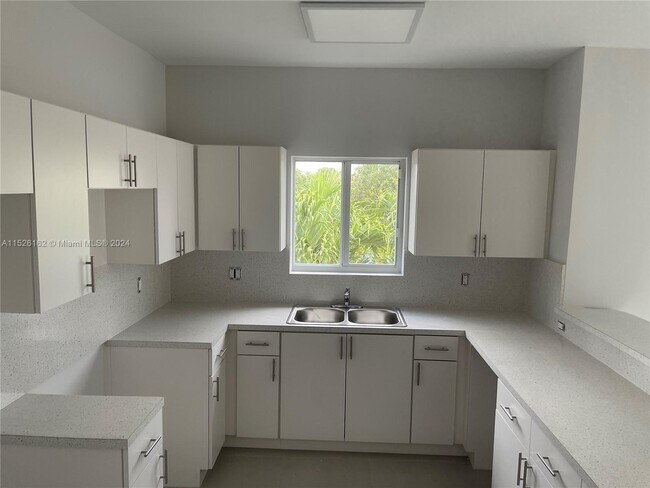 Photo - 461-463 E 16th St