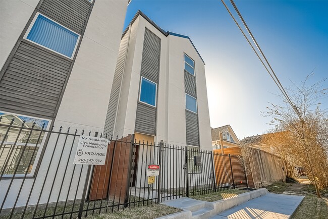 Photo - 1718 Hardy St