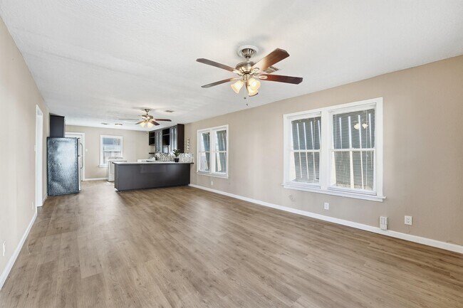 Photo - 1110 E 27th St