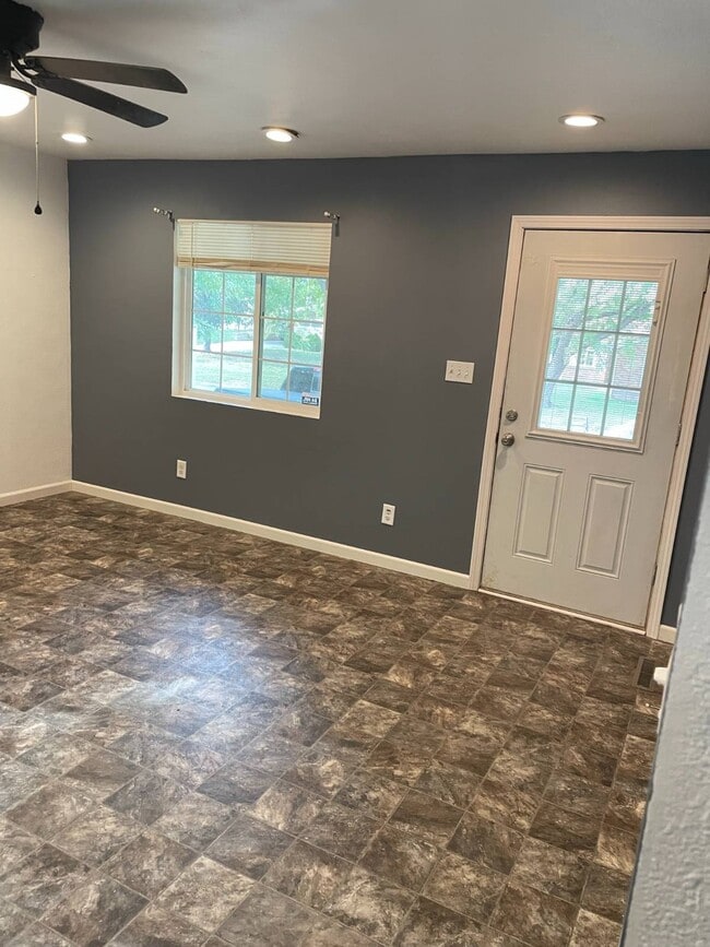 Photo - 608 W 8th St