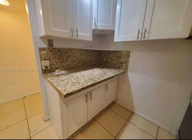 Photo - 920 NE 169th St Unidad 617