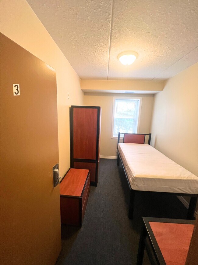 Building Photo - 253-253 Lester St Unit 3