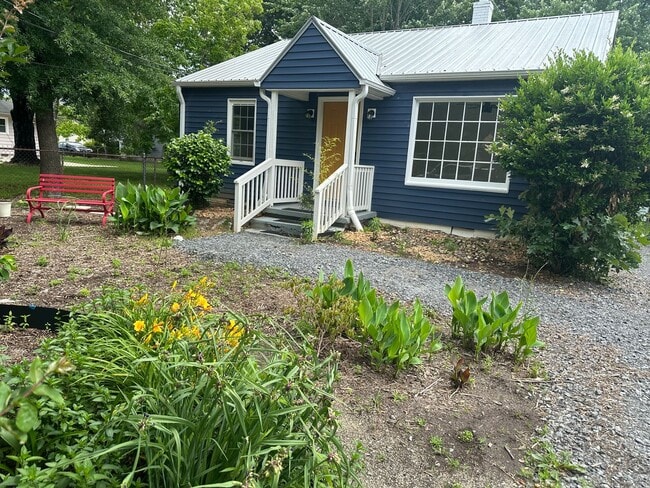 Building Photo - Newly renovated 2Br 1Ba Cottage Rental