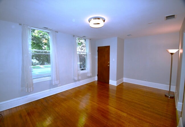 Building Photo - 1835 W Addison St Rental