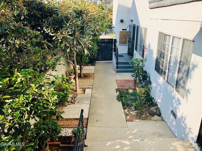 Building Photo - 1138 N Berendo St Rental