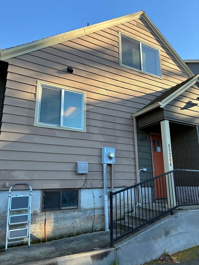 Building Photo - Three-Bedroom Home with Updated Kitchen & Vaulted Ceilings