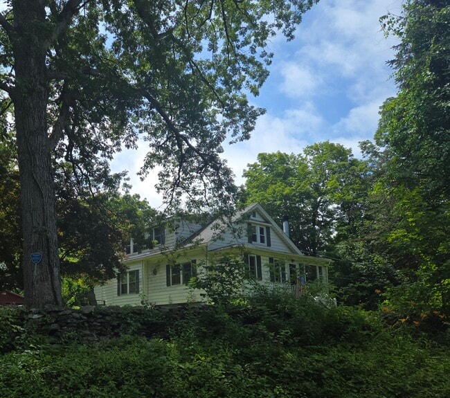 Building Photo - 275 Silver Hill Rd Unit 2 Rental
