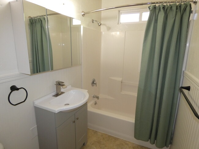 Photo - 3325 Cottage St
