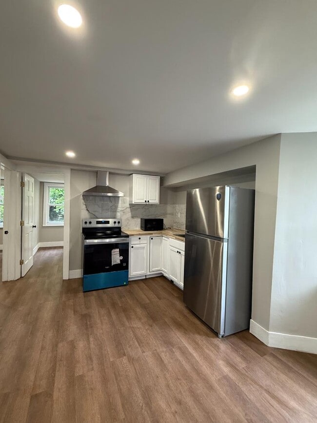 Building Photo - 23 Benson St