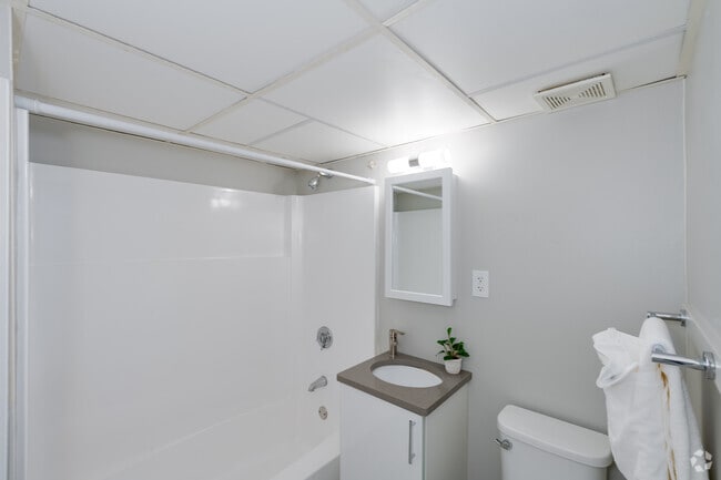 2BR, 2BA - 976SF - Bathroom