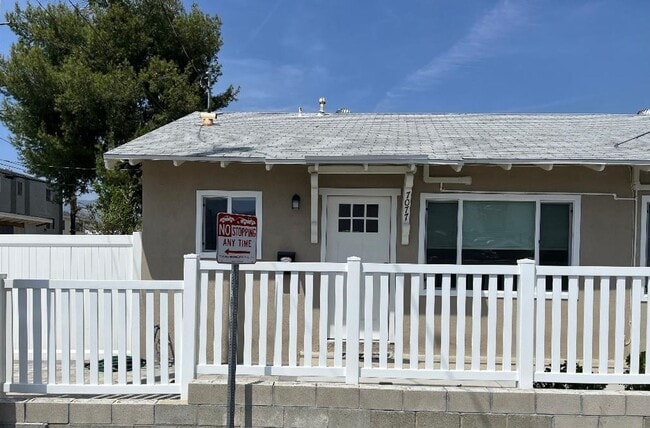 Building Photo - Remodeled 2 bedroom 1 bath in Tujunga Unit 7077 Rental