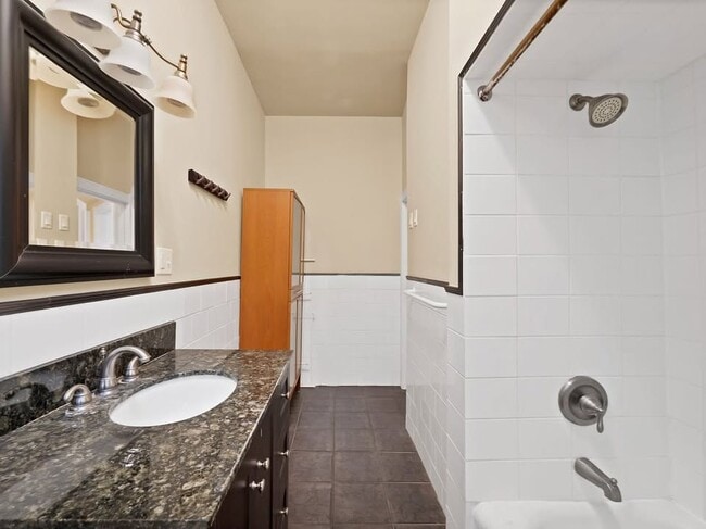 Photo - 191 James St S