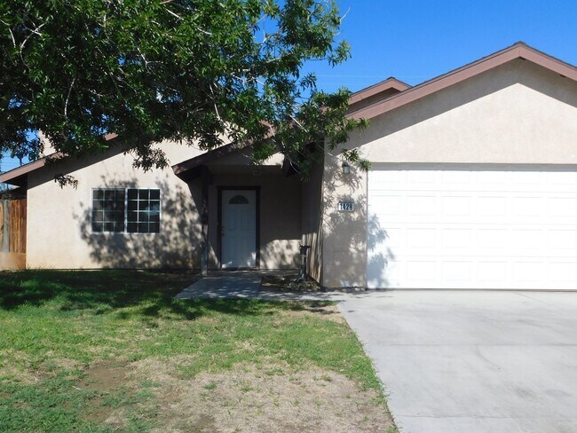 Building Photo - Spacious 3b 2 ba with a large backyard