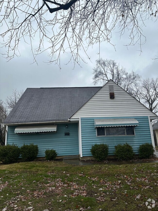 Building Photo - Four bedroom, one bathroom home!