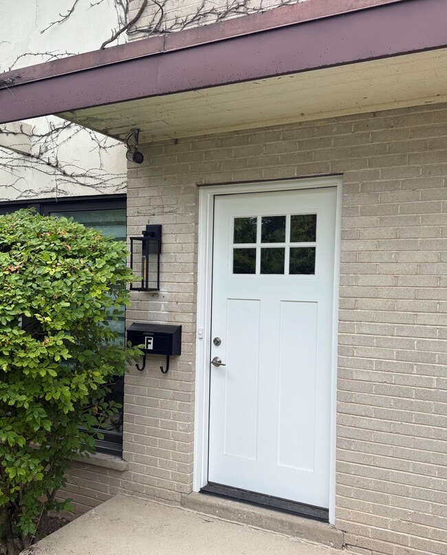 Building Photo - 930 Green Bay Rd Rental