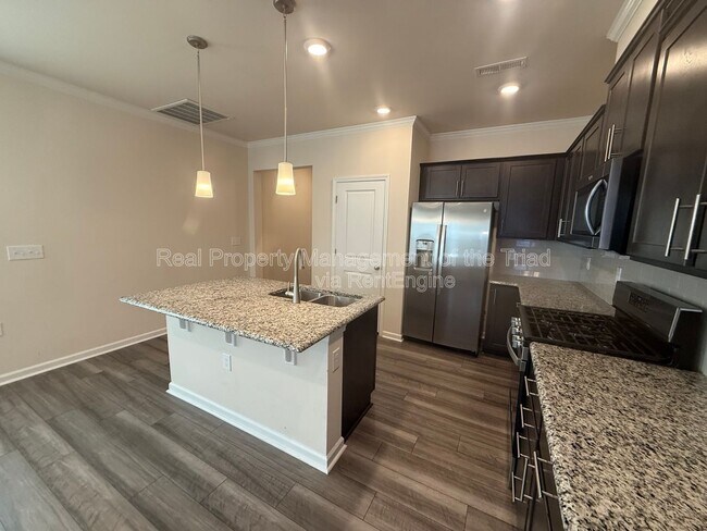 Photo - 886 Falls Grove Trl