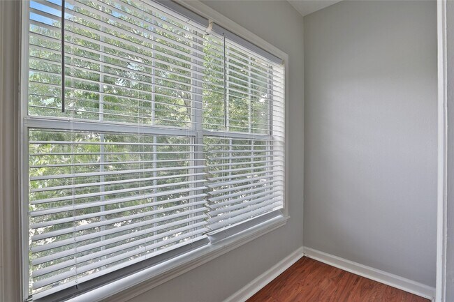 Photo - 5007 Polk St