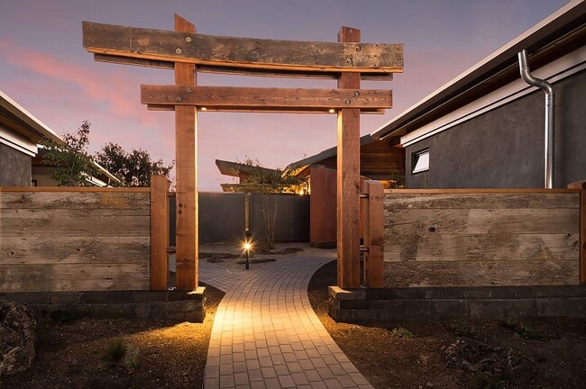Live Sustainably with Mountain Views at De... - Live Sustainably with Mountain Views at De... House