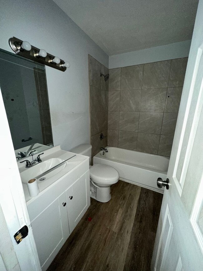 Photo - Cute 2 Bedroom Upstairs Apartment