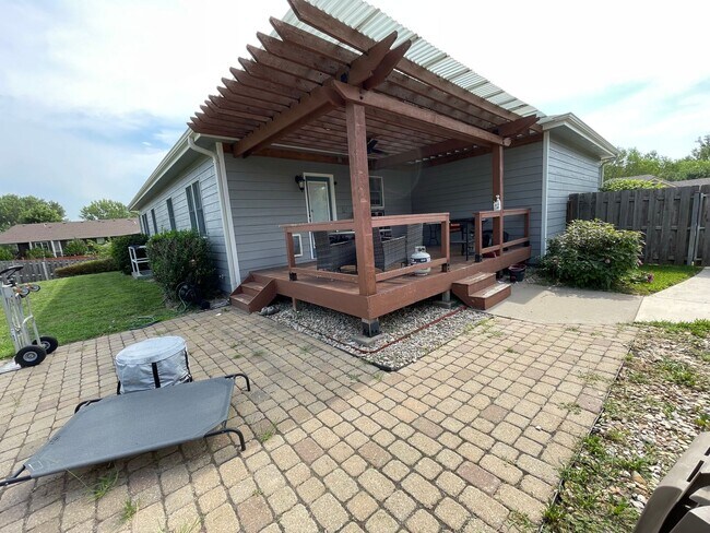 Photo - 825 Locharno Dr