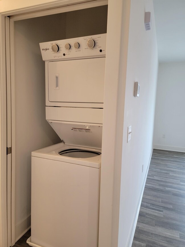 Interior Unit - Washer & Dryer In Unit