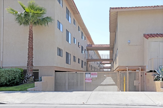 Villa California Apartments