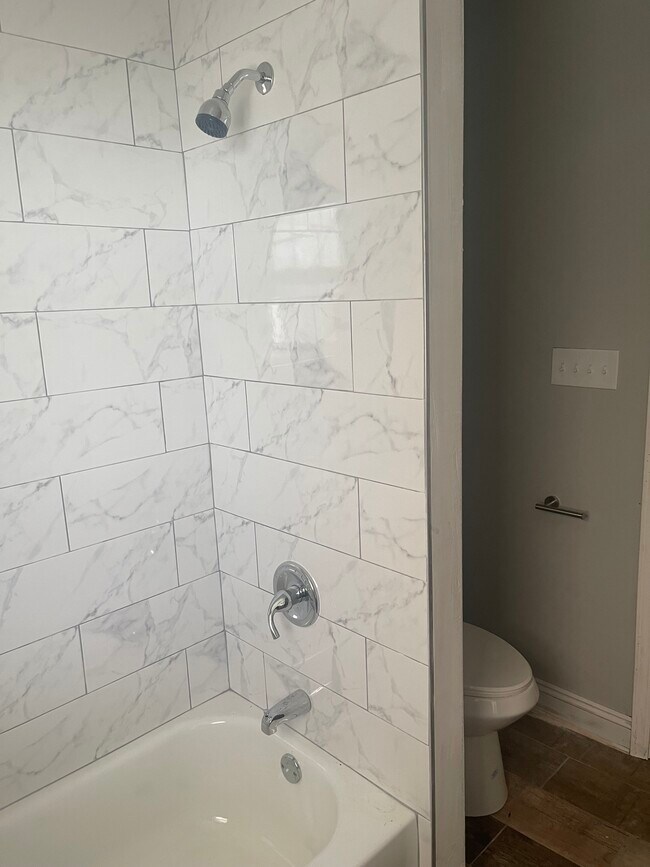 Bathroom - 2921 Mandeville St Unit 2921