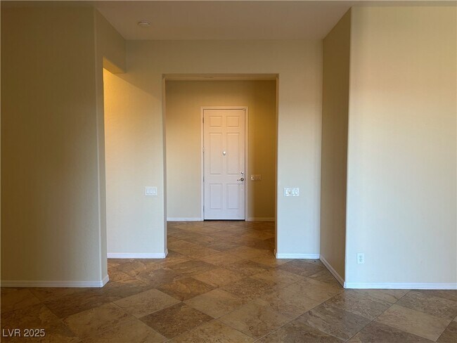 Photo - 2685 La Boutique St