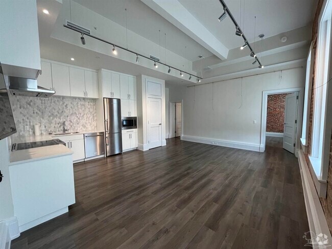 Building Photo - 17 S Palafox St Unit 201 Rental