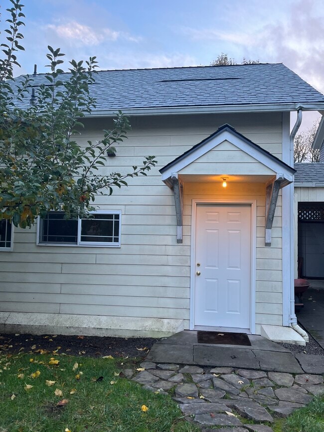 Photo - 337 NW 11th St Unidad Cottage