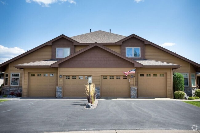 Building Photo - Wonderful Townhome On Eagle Bend Golf Course!
