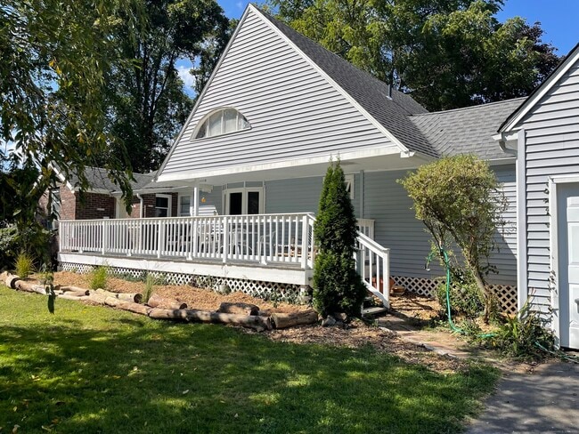 Building Photo - 125 Old Sachems Head Rd